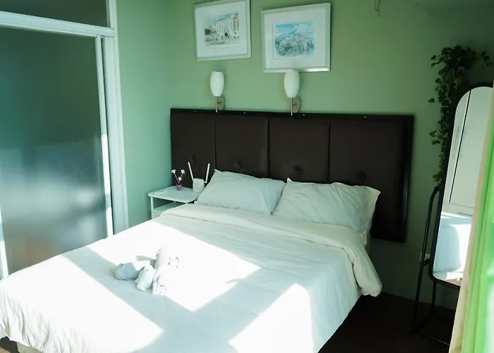 Beautiful 1-bedroom In Makati - Pool, Gym & Near Airport Apartment